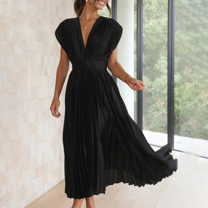 Elegante zwarte plissé jurk voor dames, met V-hals en korte mouwen, perfect voor zomerfeesten. Stijlvolle en modieuze dameskleding.