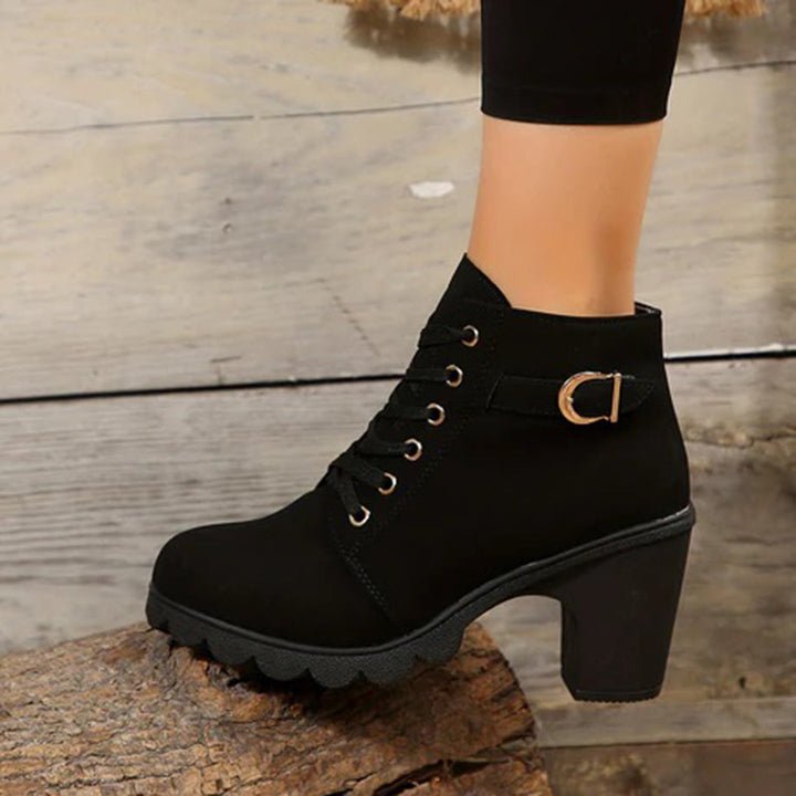 Zwarte damesenkelboot met hoge hak, veters en gespsluiting, perfect voor herfstmode. Stijlvolle en trendy schoenen voor dagelijks gebruik.