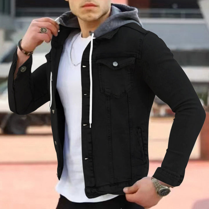 Zwarte denim herenjas met capuchon, knoopsluiting en borstzakken. Modieuze casual jas voor mannen, ideaal voor herfst en winter.