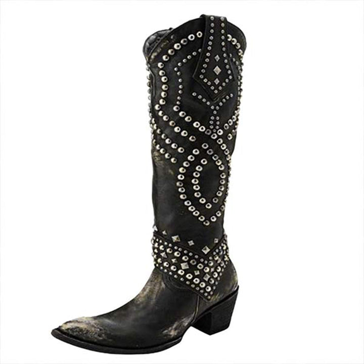 Zwarte leren cowboylaars met zilveren studs en versieringen, puntige neus en lage hak. Westernstijl dameslaars, modieus en robuust ontwerp.