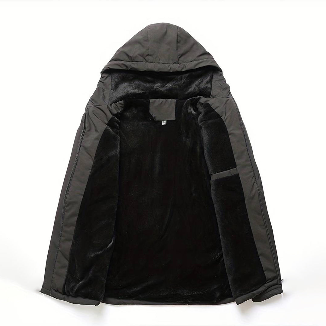 Zwarte winterjas met capuchon, gevoerd met zachte fleece. Ideaal voor koude weersomstandigheden. Stijlvolle en warme herenjas.