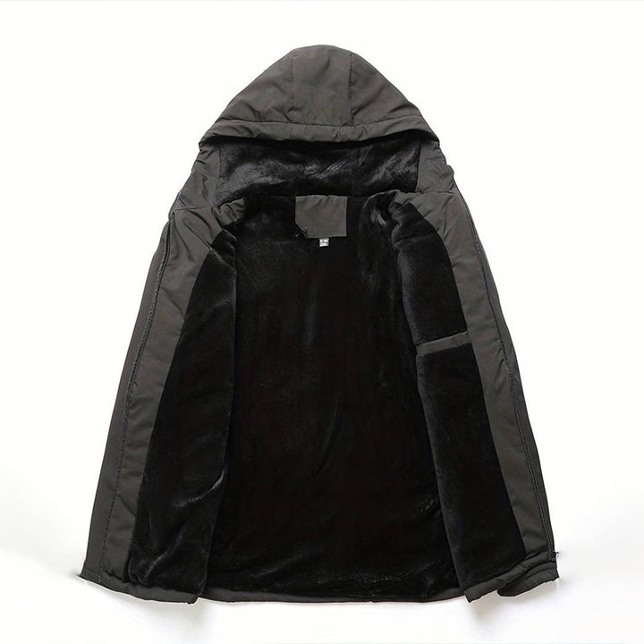 Zwarte winterjas met capuchon, gevoerd met zachte fleece. Ideaal voor koude weersomstandigheden. Stijlvolle en warme herenjas.