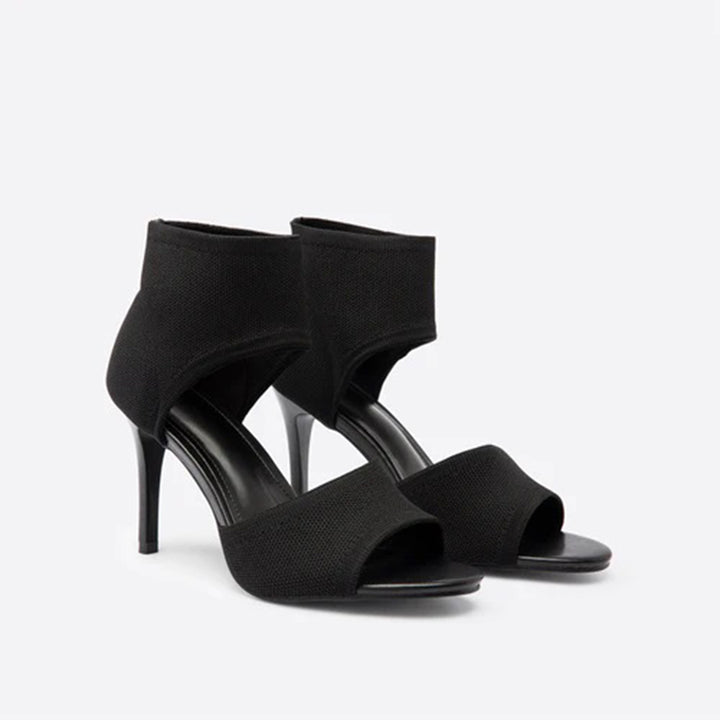 Zwarte dameshakken met open teen en enkelband, elegante hoge hakken, modieuze schoenen voor avondkleding, stijlvolle zwarte pumps.