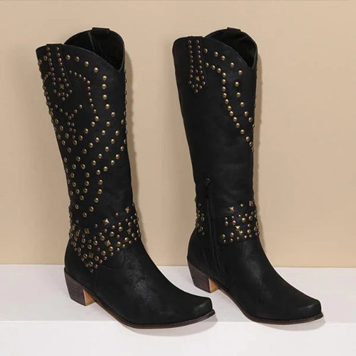 Zwarte leren laarzen met studs, westerse stijl, lage hak, damesmode, trendy schoenen, cowboylaarzen, herfst/winter collectie.