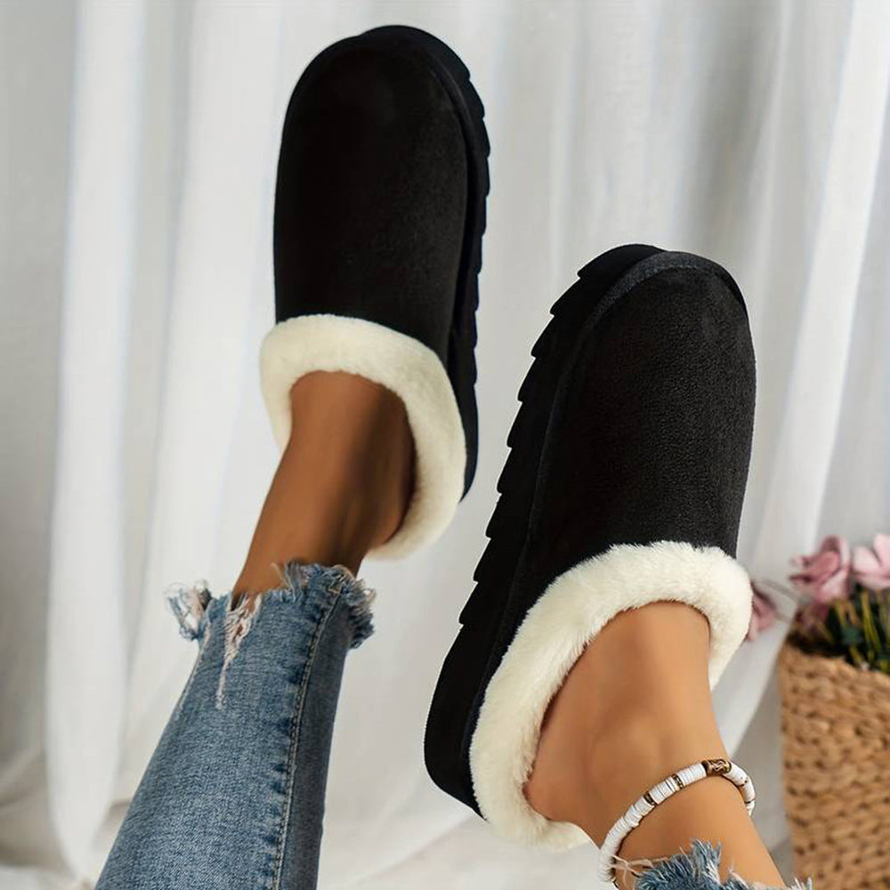 Zwarte damespantoffels met witte voering, comfortabele winterse slippers, warme huispantoffels, trendy en stijlvol, perfect voor thuisgebruik.