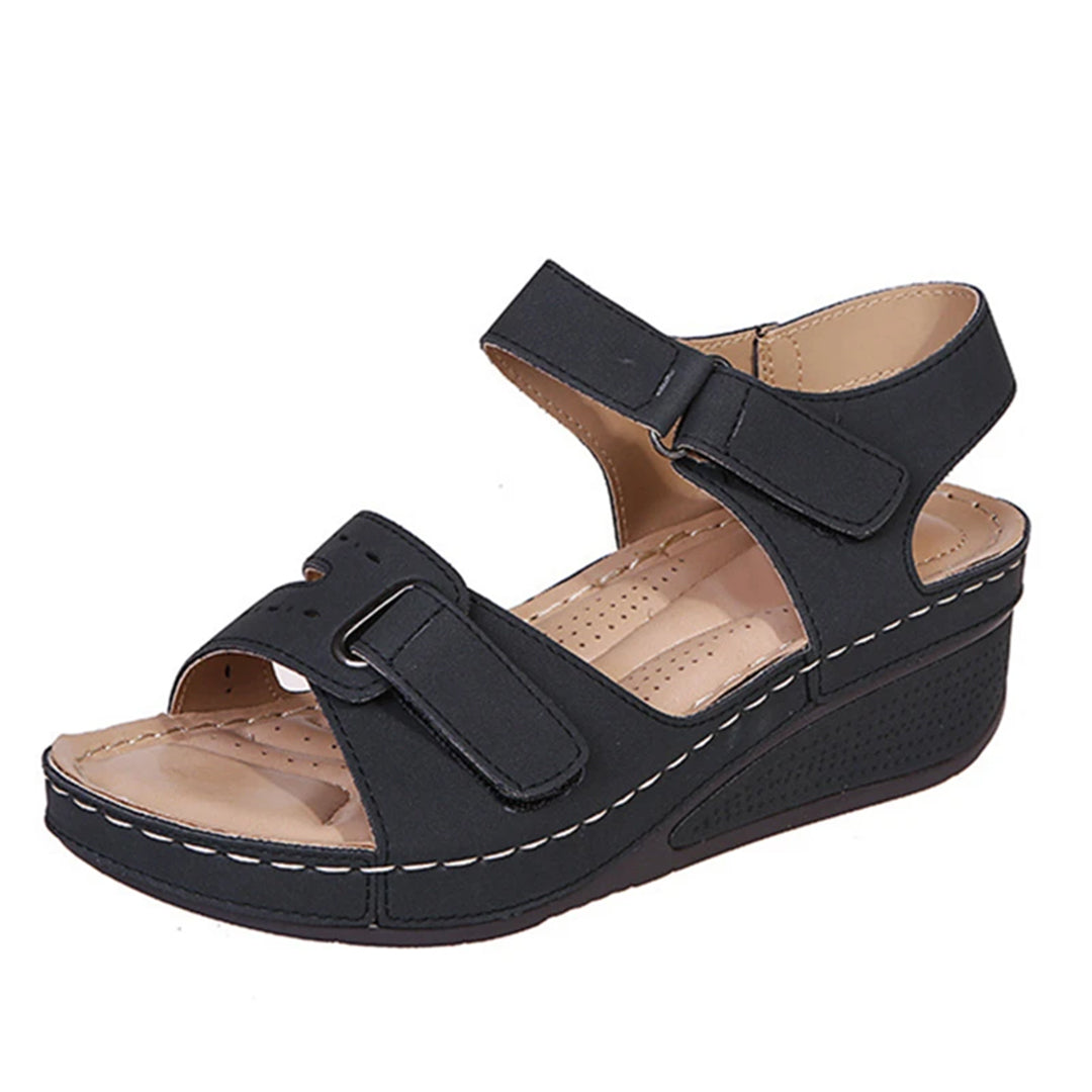 Zwarte dames sandaal met klittenband, comfortabele sleehak, ademend ontwerp, ideaal voor zomerse casual outfits en dagelijks gebruik.