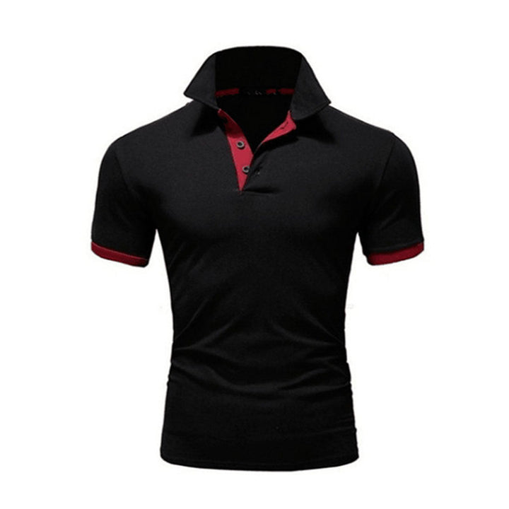 Zwarte polo met rode accenten, korte mouwen en knoopsluiting. Stijlvolle herenkleding, casual en modieus. Perfect voor dagelijks gebruik.