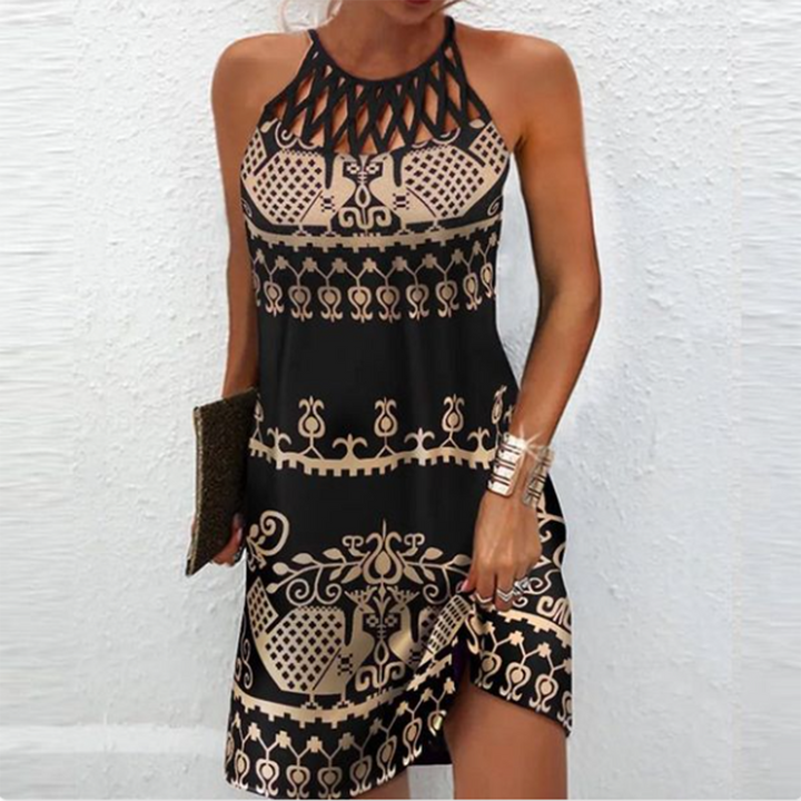 Zwarte vintage jurk met etnisch patroon, halternek en geometrische print. Perfect voor zomeravonden en casual chique gelegenheden.