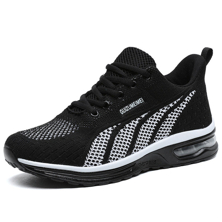 Zwart-witte sportschoen met ademend mesh bovenwerk, comfortabele zool en merknaam "GUOZUMEIMEI". Perfect voor hardlopen en dagelijks gebruik.