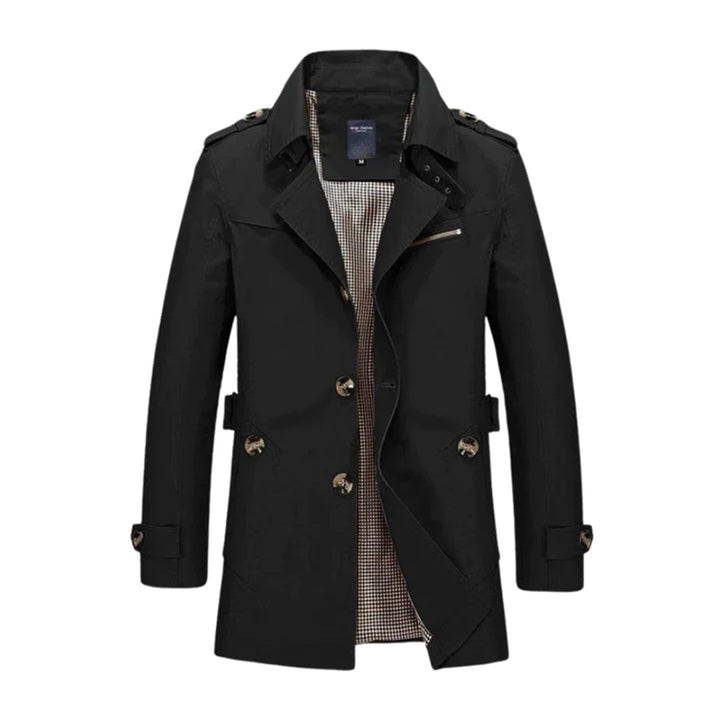 Zwarte trenchcoat voor heren met dubbele rij knopen, verstelbare taillebanden en geruite voering. Stijlvolle jas voor herfst en winter.