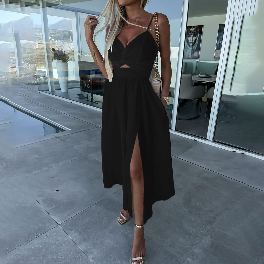 Zwarte elegante jurk met diepe V-hals en hoge split, gedragen door vrouw op terras. Perfect voor avondkleding, zomerjurk, modieuze dameskleding.
