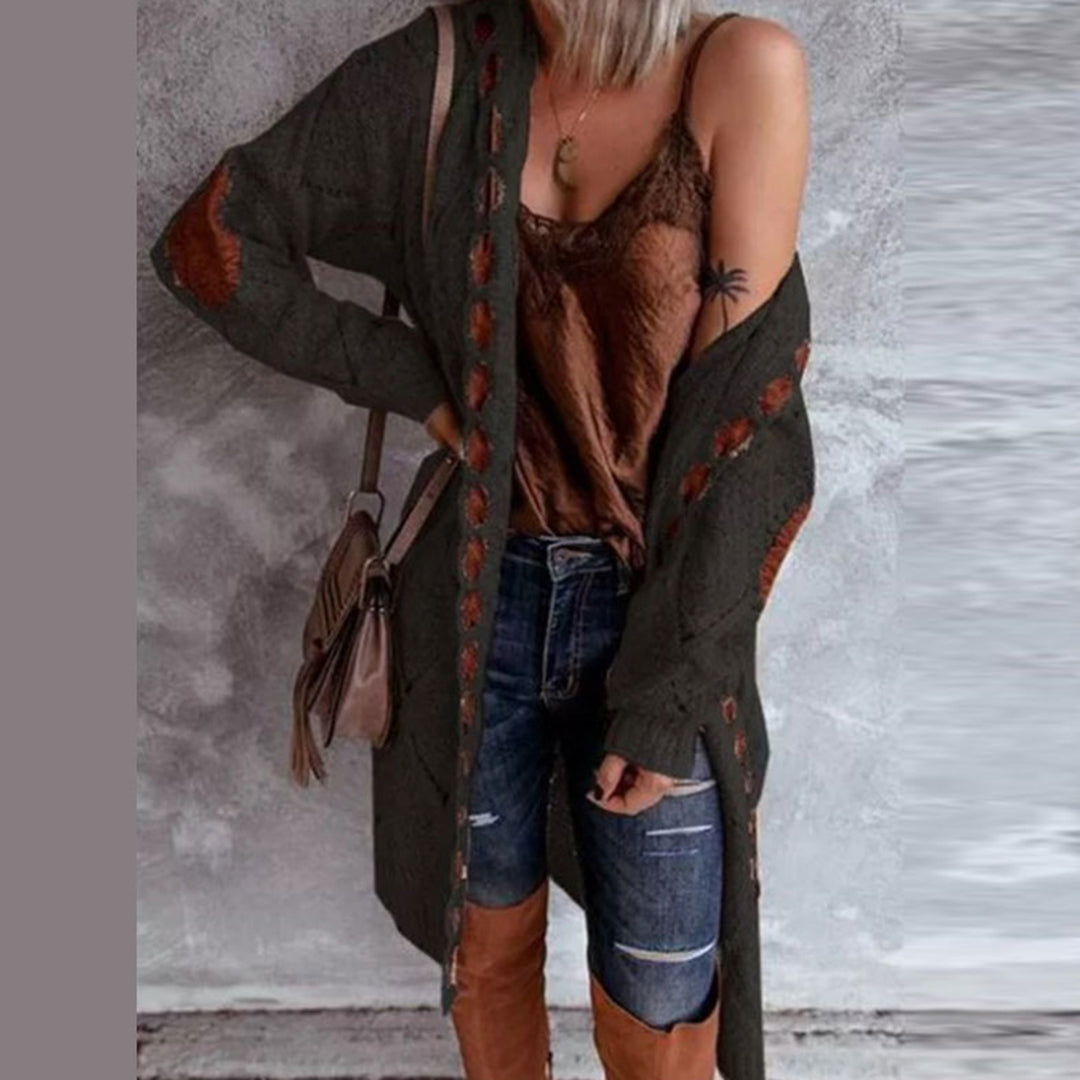 Vrouw in casual herfstoutfit met lange zwarte cardigan, bruine top, denim shorts en bruine laarzen. Modieuze dameskleding, herfststijl.