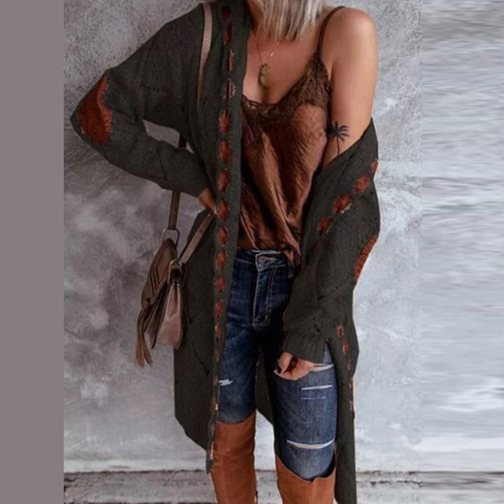 Vrouw in casual herfstoutfit met lange zwarte cardigan, bruine top, denim shorts en bruine laarzen. Modieuze dameskleding, herfststijl.