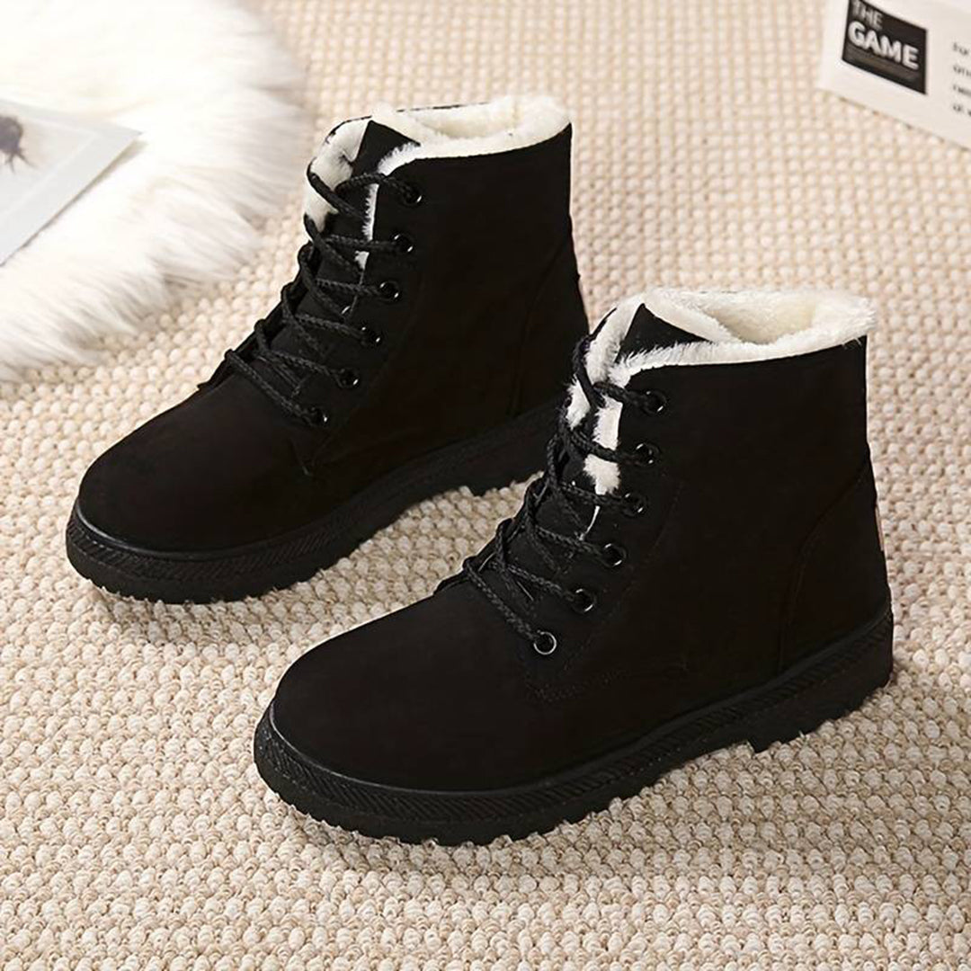 Zwarte winterlaarzen met veters en warme voering, perfect voor koude dagen. Stijlvolle en comfortabele schoenen voor heren en dames.