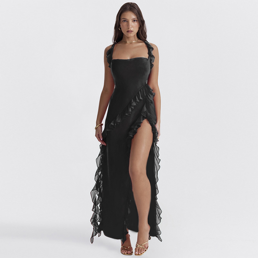 Elegante zwarte avondjurk met ruches en hoge split, perfect voor formele gelegenheden. Stijlvolle damesmode, chique en verfijnd ontwerp.