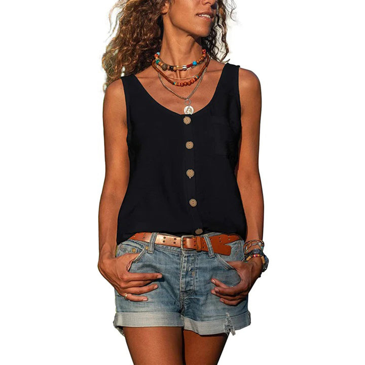 Vrouw in zwarte mouwloze top met knopen, denim shorts, bruine riem en kleurrijke kettingen. Zomerse mode, casual outfit, dameskleding.