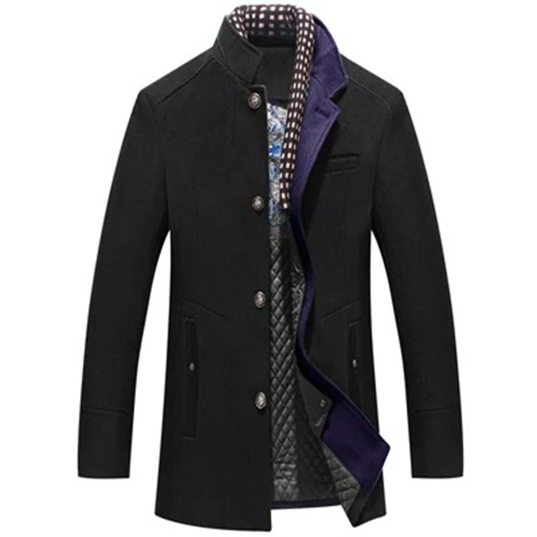 Zwarte herenjas met knopen, opstaande kraag en geruite voering. Stijlvolle winterjas voor heren, ideaal voor formele en casual gelegenheden.