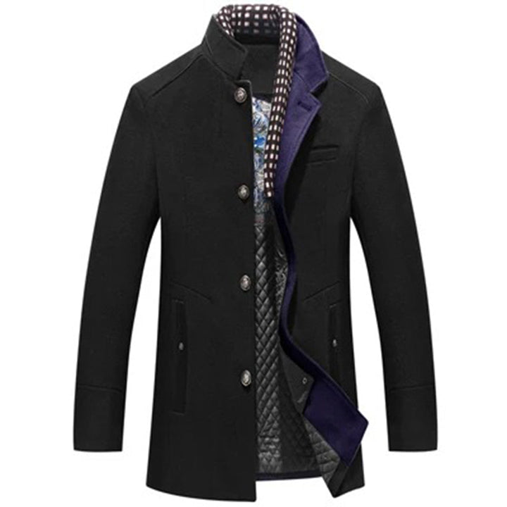Zwarte herenjas met knopen, opstaande kraag en geruite voering. Stijlvolle winterjas voor heren, ideaal voor formele en casual gelegenheden.