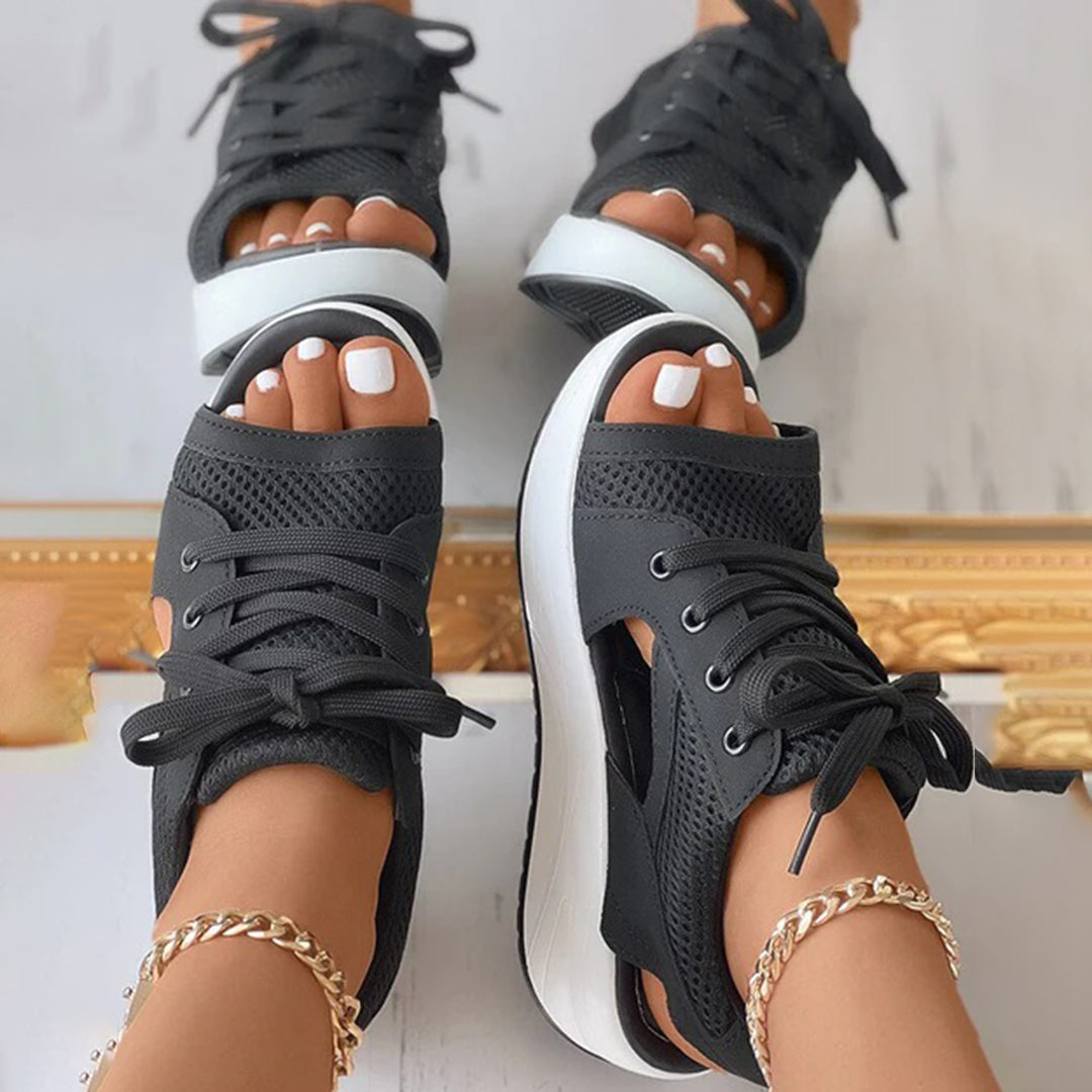 Zwarte dames sandalen met veters, open teen en dikke witte zool. Modieuze zomerschoenen, perfect voor casual en trendy outfits.