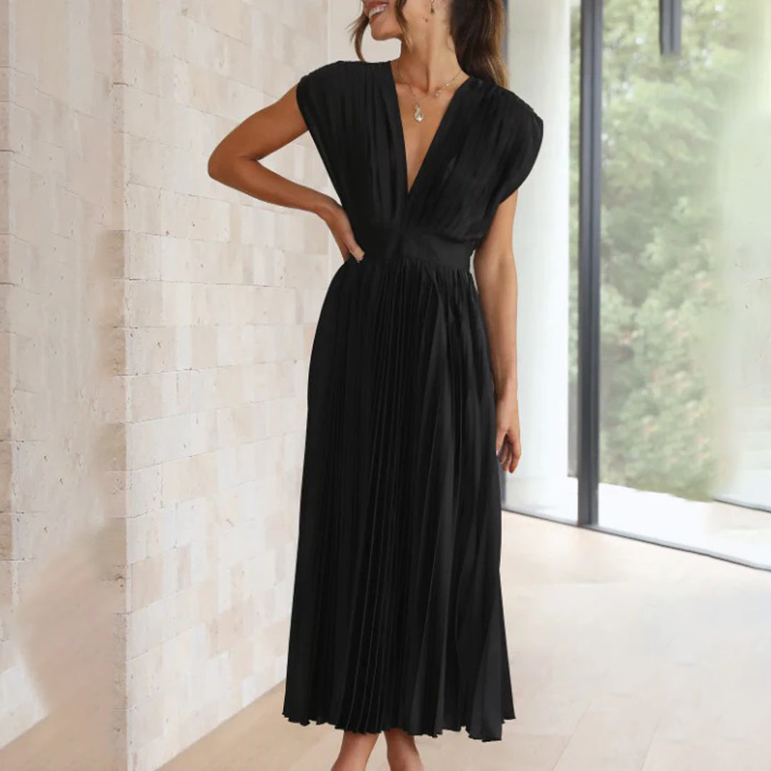 Elegante zwarte midi-jurk met diepe V-hals en geplooide rok, perfect voor formele gelegenheden. Stijlvolle damesmode, tijdloze avondkleding.