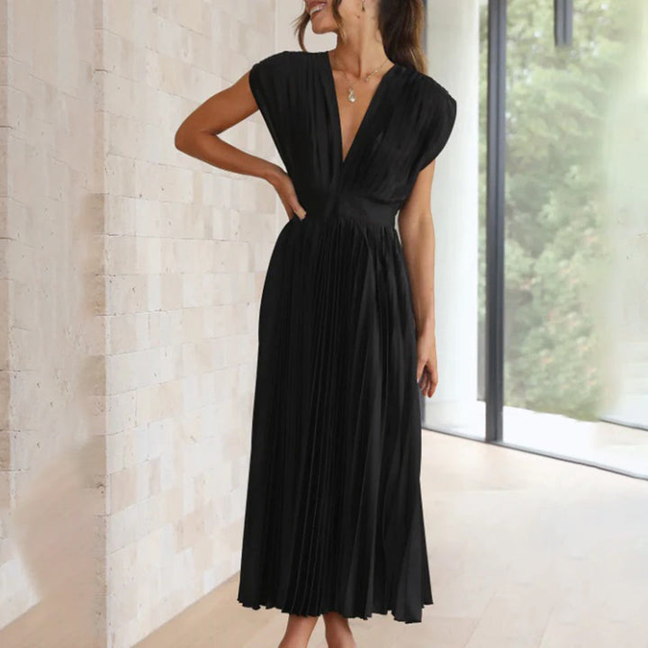 Elegante zwarte midi-jurk met diepe V-hals en geplooide rok, perfect voor formele gelegenheden. Stijlvolle damesmode, tijdloze avondkleding.