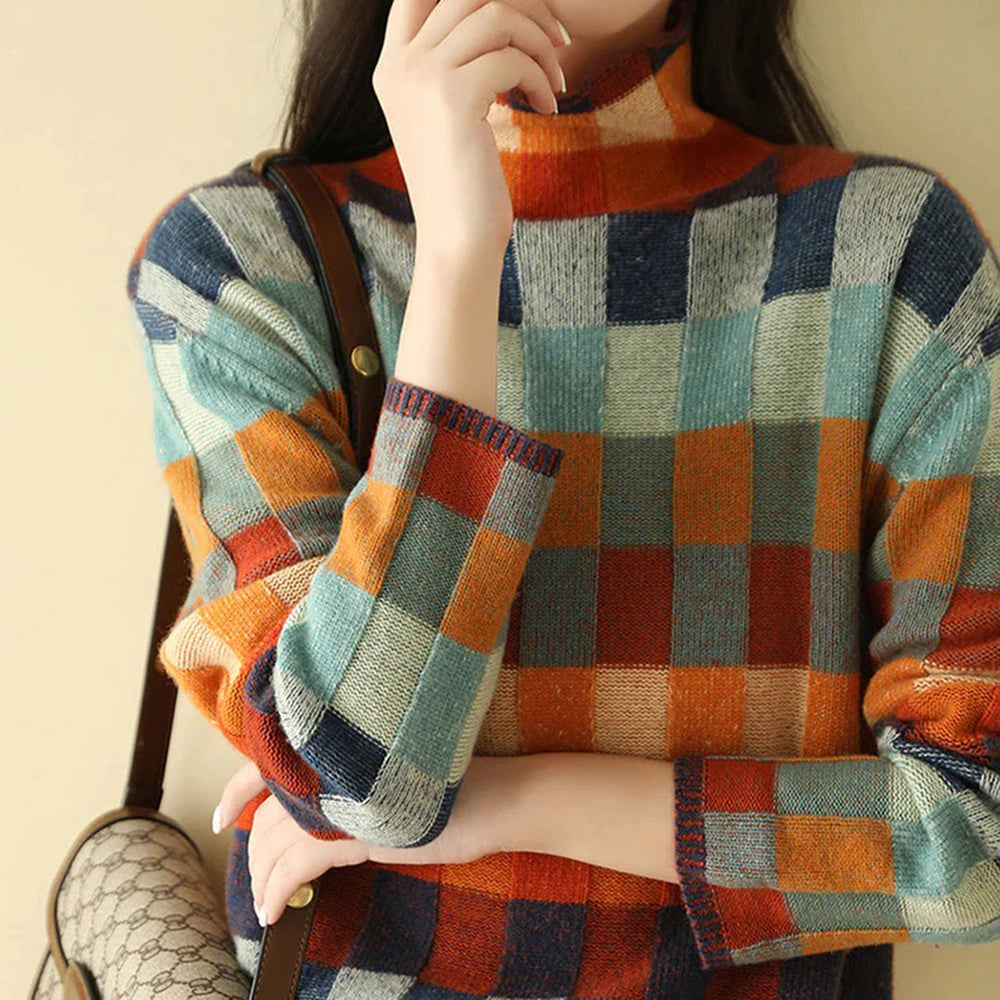 Vrouw in kleurrijke geruite trui met hoge hals, herfstmode, trendy dameskleding, casual stijl, kleurrijk patroon, modieuze outfit.