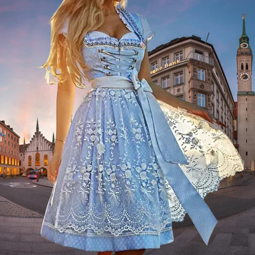 Blauwe dirndl jurk met witte bloemenborduursels, traditionele Beierse kleding, perfect voor Oktoberfest, vrouwelijk en elegant ontwerp.