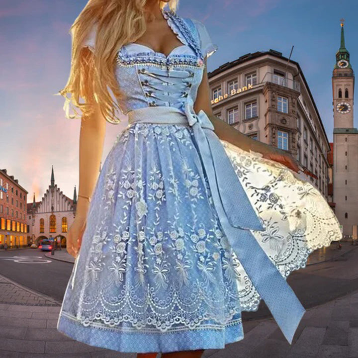Blauwe dirndl jurk met witte bloemenborduursels, traditionele Beierse kleding, perfect voor Oktoberfest, vrouwelijk en elegant ontwerp.