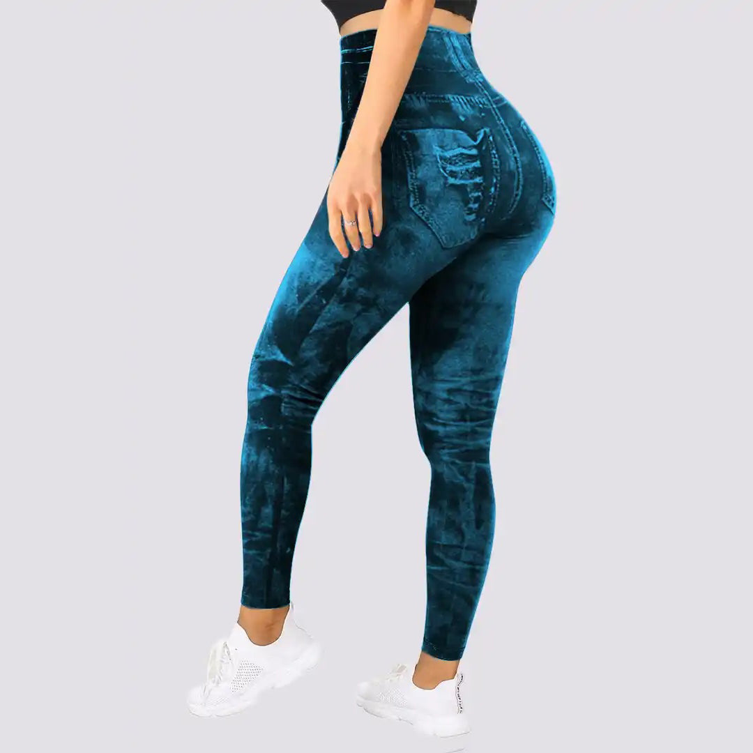 Blauwe denim-look legging voor dames, hoge taille, comfortabele pasvorm, trendy design, perfect voor casual en sportieve outfits.