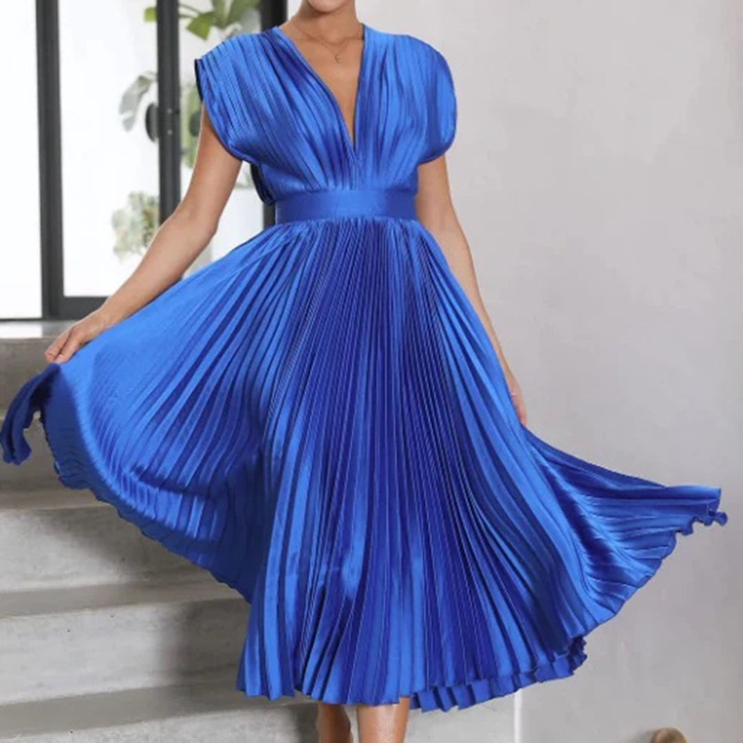 Vrouw in elegante blauwe geplooide jurk met V-hals, perfecte keuze voor zomerfeesten en bruiloften. Stijlvolle damesmode, trendy en chic.