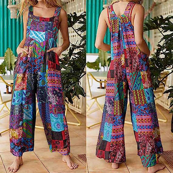 Vrouw in kleurrijke patchwork jumpsuit met etnische patronen, voor- en achterkant. Perfect voor zomer, boho-stijl, casual mode.