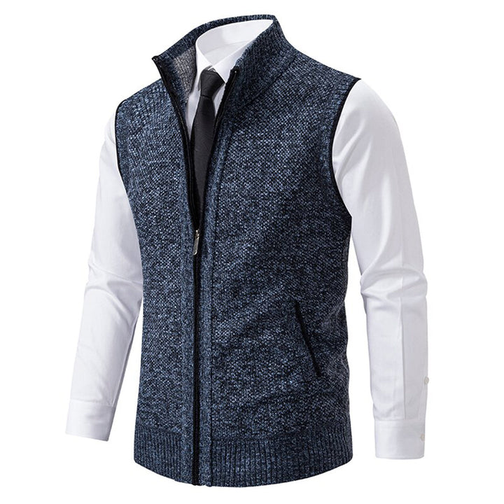 Blauw-grijs herenvest met ritssluiting, gedragen over een witte overhemd en zwarte stropdas. Stijlvol, casual, herenkleding, mode.