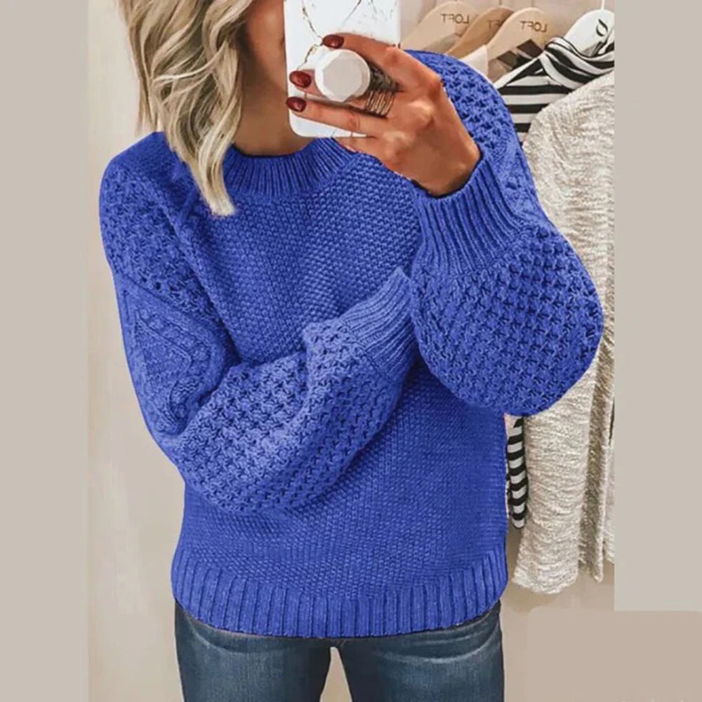 Vrouw in blauwe gebreide trui met textuur, casual mode, herfst-winter kleding, trendy dameskleding, comfortabele outfit, winkelinterieur.