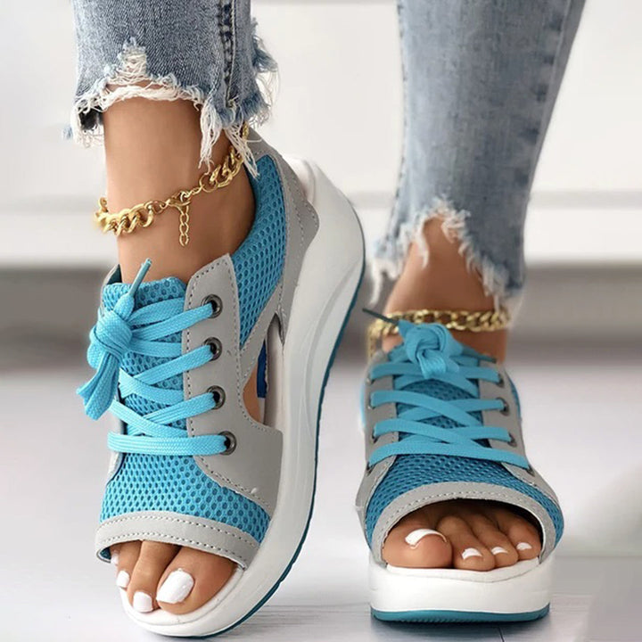 Blauwe dames sandalen met open teen, sportief ontwerp, mesh stof, dikke zool, ideaal voor casual zomeroutfits. Comfortabele en modieuze schoenen.