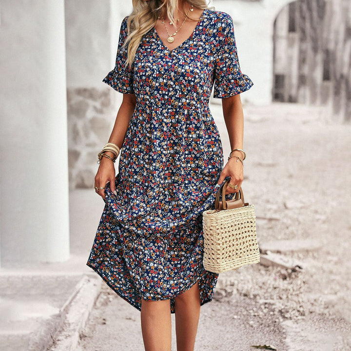 Vrouw in blauwe bloemenjurk met rieten handtas, zomermode, casual outfit, boho-stijl, buiten, elegante dameskleding, trendy accessoires.