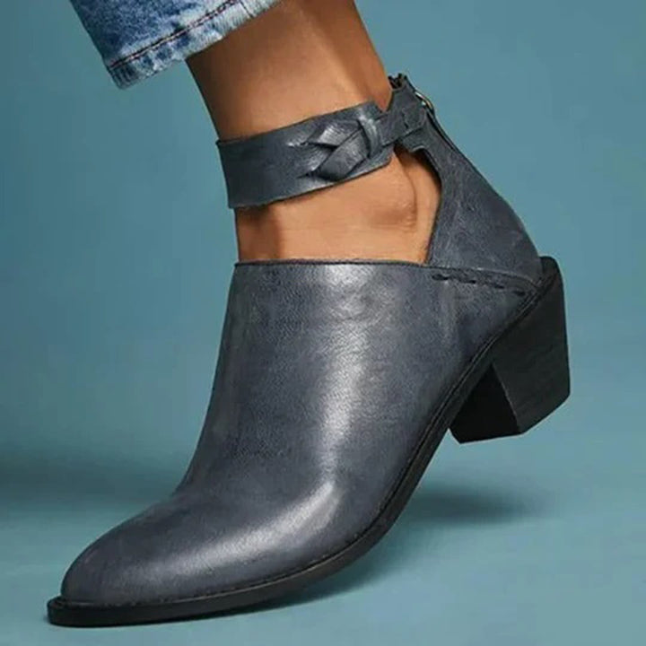 Blauwe dameslaars met hak en gevlochten enkelband, stijlvol en trendy. Perfect voor casual en formele outfits. Comfortabele pasvorm.