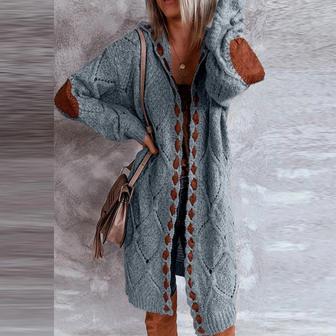 Grijze gebreide damescardigan met bruine details en elleboogstukken, modieuze herfstkleding, comfortabele en stijlvolle lange jas.