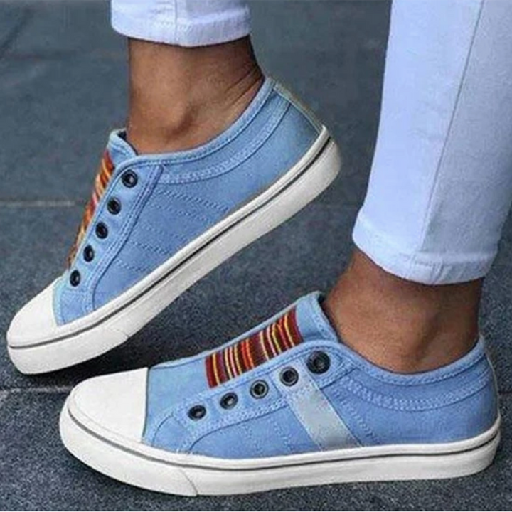 Blauwe canvas sneakers met kleurrijke strepen, witte rubberen zolen en metalen oogjes. Casual schoenen voor dames, perfect voor dagelijks gebruik.