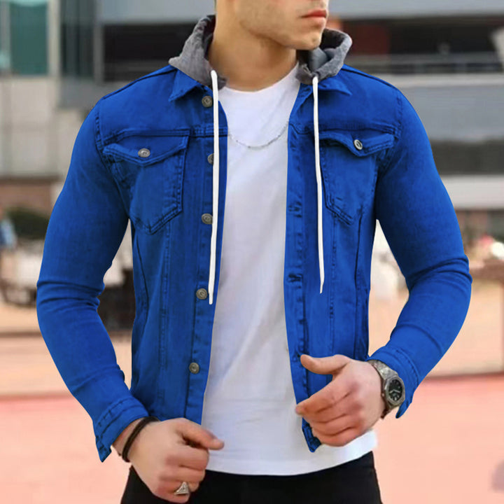 Man in blauwe spijkerjas met capuchon, witte T-shirt en horloge. Modieuze herenkleding, casual streetwear, stedelijke stijl.