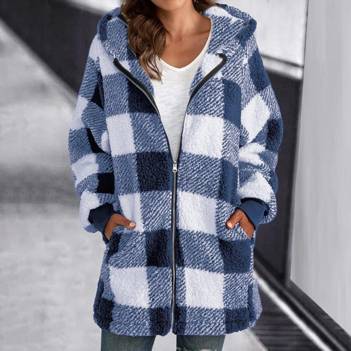 Dames geruite fleece jas met capuchon in blauw en wit, comfortabele wintermode, casual stijl, warme buitenkleding, trendy damesjas.