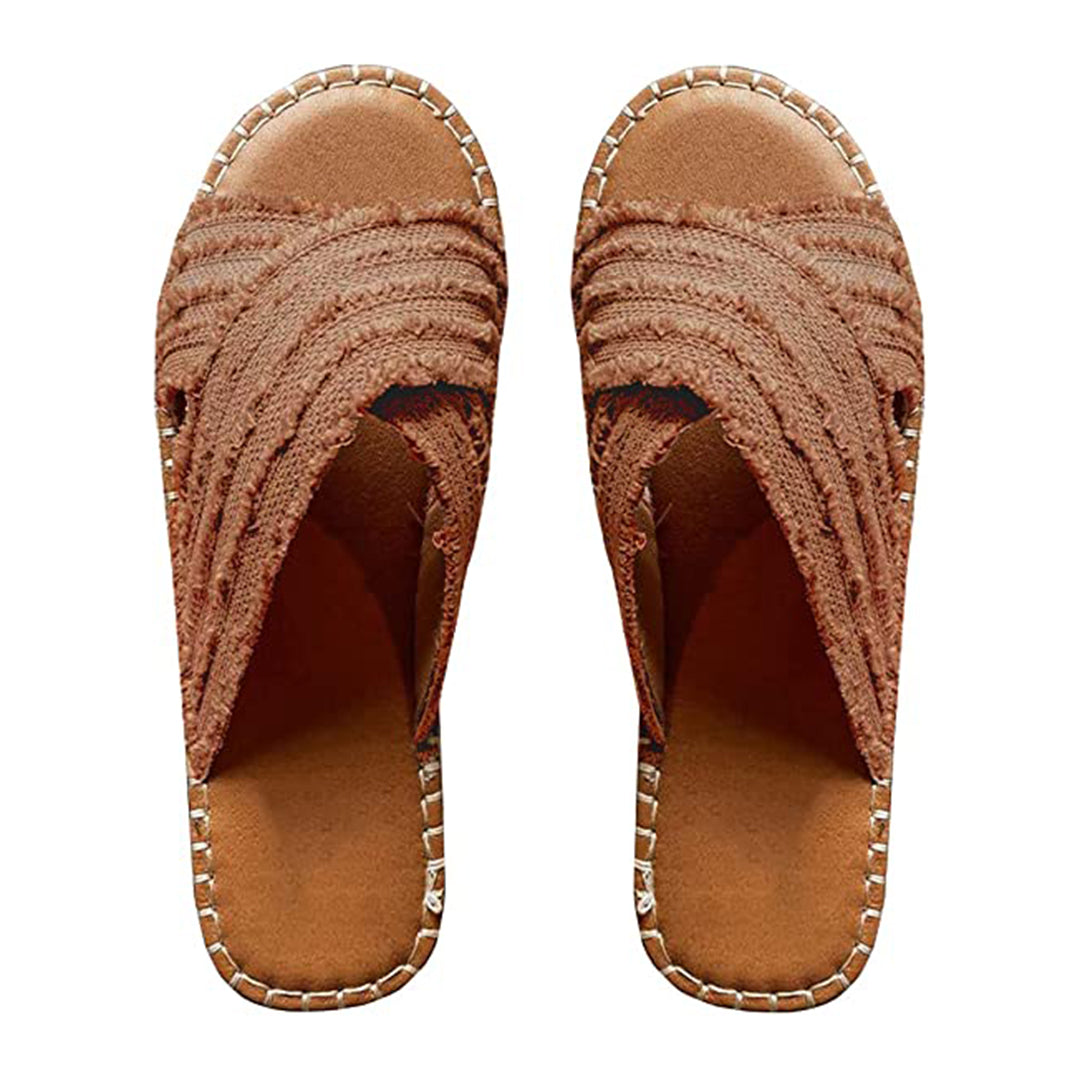 Bruine handgemaakte sandalen met gevlochten ontwerp, comfortabele leren zool. Perfect voor zomerse casual outfits. Unieke boho-stijl slippers.