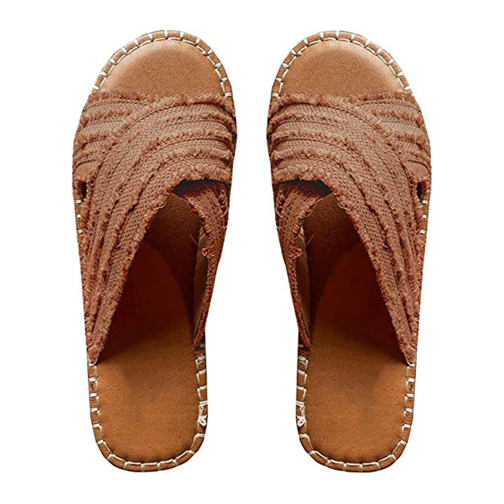 Bruine handgemaakte sandalen met gevlochten ontwerp, comfortabele leren zool. Perfect voor zomerse casual outfits. Unieke boho-stijl slippers.
