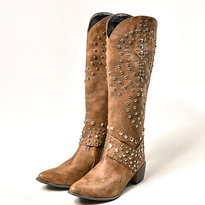 Bruine leren laarzen met studs, westerse stijl, damesmode, hoge hak, trendy en stijlvol, perfect voor herfst- en winteroutfits.