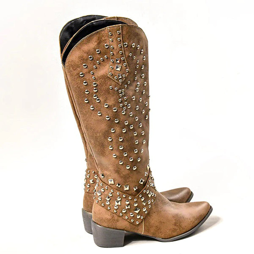 Bruine leren laarzen met studs, westerse stijl, lage hak, puntige neus. Perfect voor damesmode, casual en trendy outfits.