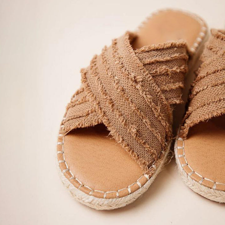 Bruine geweven sandalen met kruislings ontwerp, gemaakt van duurzaam materiaal. Perfect voor zomerse casual outfits. Comfortabele en stijlvolle slippers.