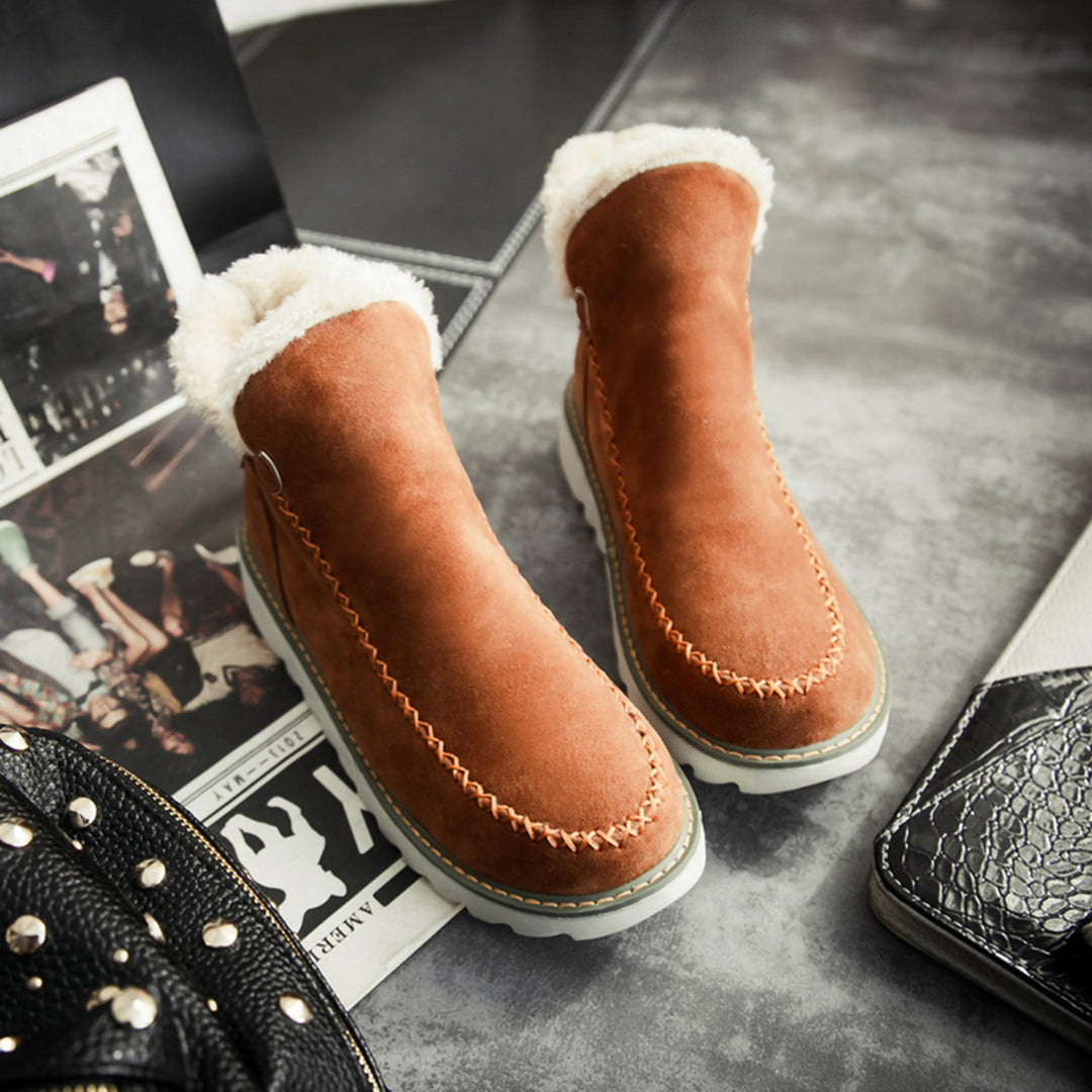 Bruine suède laarzen met witte voering, warme wintermode, comfortabele damesboots, trendy schoeisel, perfect voor koude seizoenen.