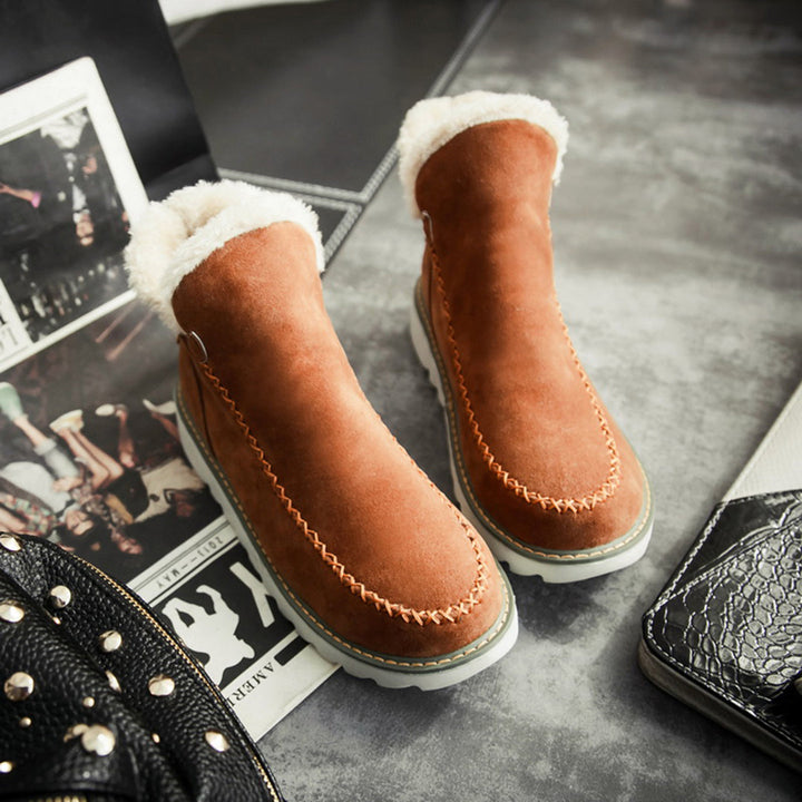 Bruine suède laarzen met witte voering, warme wintermode, comfortabele damesboots, trendy schoeisel, perfect voor koude seizoenen.
