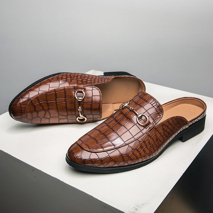Bruine leren loafers met krokodillenprint en metalen gesp, stijlvolle herenschoenen, modieus en elegant, perfect voor formele gelegenheden.