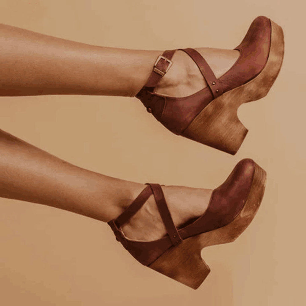 Bruine leren damesklompen met houten hak en enkelbandje, stijlvolle retro schoenen, perfect voor casual en vintage mode.
