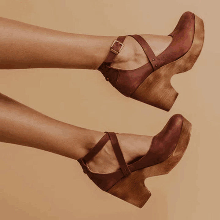 Bruine leren damesklompen met houten hak en enkelbandje, stijlvolle retro schoenen, perfect voor casual en vintage mode.